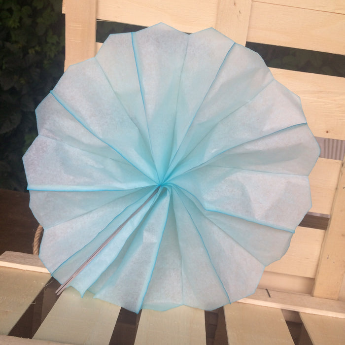 Eventail en papier turquoise 28 cm